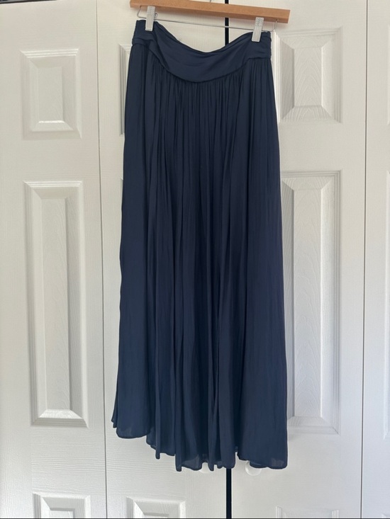 point sur Dresses & Skirts - Flowing Navy Maxi Skirt with Soft Waistband